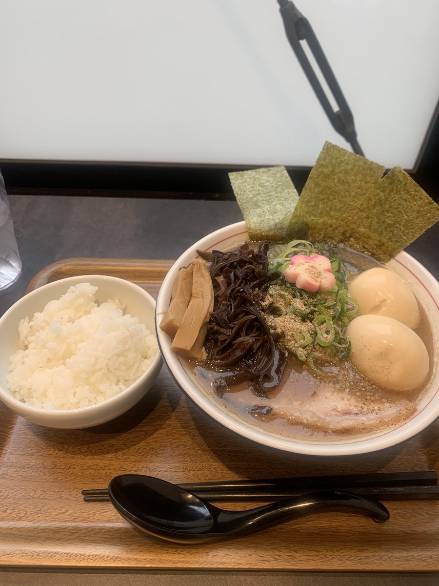 KMPY_OPD_MK51's tweet photo. ☔️昼めしは？☔️
🍜まこっさんです🍜

☀️朝から起きて濃厚豚骨ラーメン食べてきましたよ〜🍜🍜🍜

今日も元気に豚骨ハイオクチャージ💪
ちょいとトッピングし過ぎてしもた😂
京急日ノ出町駅近くの「GANPAI」

ご馳走様でした😋
#GANPAI 
#横浜ラーメン https://t.co/sZILjJT3ew