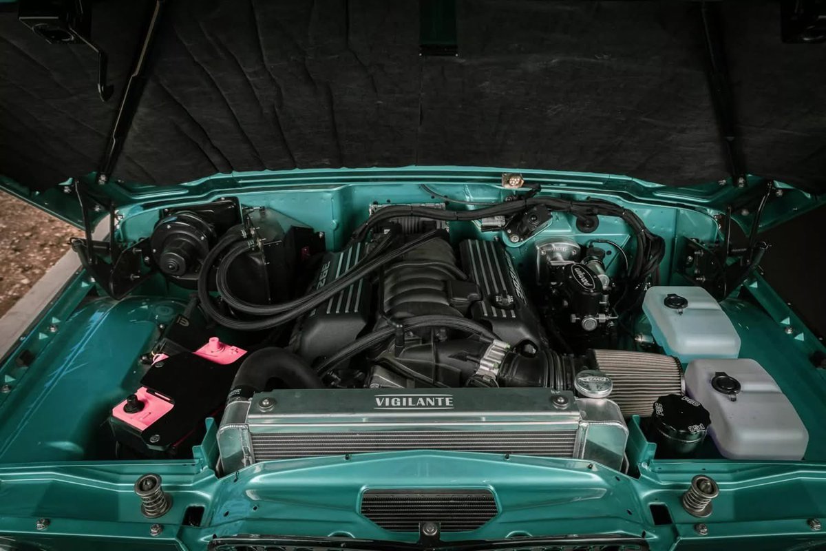 frankymostro's tweet photo. A que no se sabían esta: en los años 60, Jeep lanzó una versión de superlujo de la Wagoneer llamada SuperWagoneer, con motor V8 de 270 hp, interiores de piel con consola, todo eléctrico, toldo de vinilo (¡Sí, en una Wagoneer!) y molduras laterales únicas para el modelo. Y como era carísima (¡costaba lo mismo que un Cadillac!) solamente se produjeron menos de 1,500 ejemplares antes de que fuera descontinuada.
Bueno, esa rareza no detuvo a los orates tejanos de Vigilante 4X4 de meterle todo el chamuco a una de estas, ¡sí, original, no un clon! Un HEMI 392 de 485 hp ahora reside bajo el cofre, acoplado a una caja Tremec de 6 cambios que manda la galleta a las 4 ruedas vía un sistema de tracción integral totalmente modernizado con ejes DANA, frenos Baer cubiertos por versiones actuales de los tapones originales exclusivos del modelo, y suspensiones Fox Racing listas para cualquier obstáculo fuera del camino 👌 ¡Vaya forma de gastar $400,000 dólares!