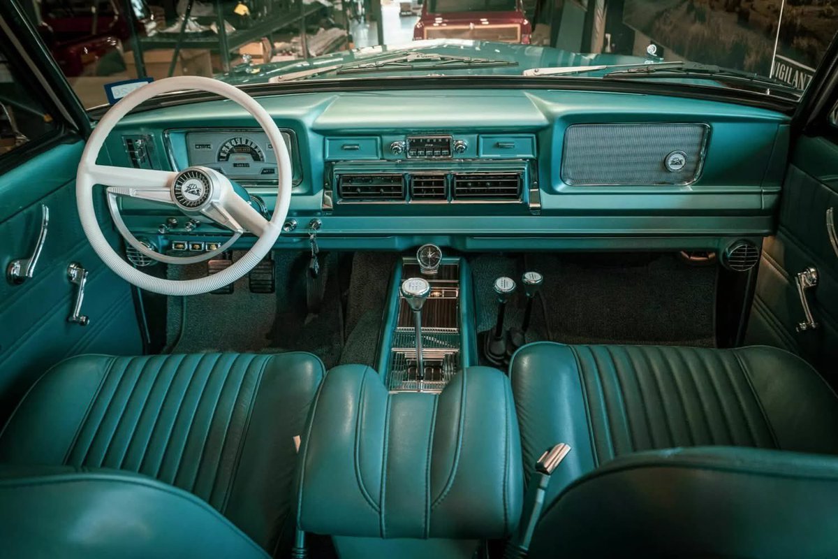 frankymostro's tweet photo. A que no se sabían esta: en los años 60, Jeep lanzó una versión de superlujo de la Wagoneer llamada SuperWagoneer, con motor V8 de 270 hp, interiores de piel con consola, todo eléctrico, toldo de vinilo (¡Sí, en una Wagoneer!) y molduras laterales únicas para el modelo. Y como era carísima (¡costaba lo mismo que un Cadillac!) solamente se produjeron menos de 1,500 ejemplares antes de que fuera descontinuada.
Bueno, esa rareza no detuvo a los orates tejanos de Vigilante 4X4 de meterle todo el chamuco a una de estas, ¡sí, original, no un clon! Un HEMI 392 de 485 hp ahora reside bajo el cofre, acoplado a una caja Tremec de 6 cambios que manda la galleta a las 4 ruedas vía un sistema de tracción integral totalmente modernizado con ejes DANA, frenos Baer cubiertos por versiones actuales de los tapones originales exclusivos del modelo, y suspensiones Fox Racing listas para cualquier obstáculo fuera del camino 👌 ¡Vaya forma de gastar $400,000 dólares!