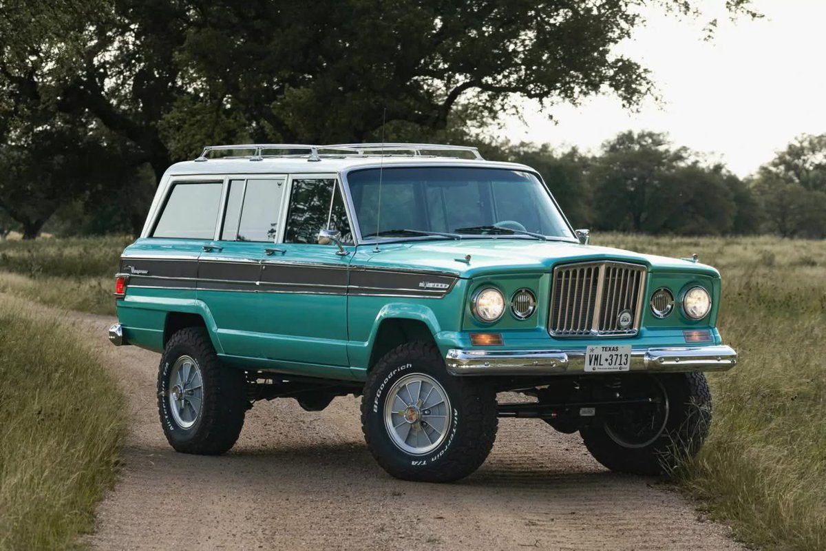 frankymostro's tweet photo. A que no se sabían esta: en los años 60, Jeep lanzó una versión de superlujo de la Wagoneer llamada SuperWagoneer, con motor V8 de 270 hp, interiores de piel con consola, todo eléctrico, toldo de vinilo (¡Sí, en una Wagoneer!) y molduras laterales únicas para el modelo. Y como era carísima (¡costaba lo mismo que un Cadillac!) solamente se produjeron menos de 1,500 ejemplares antes de que fuera descontinuada.
Bueno, esa rareza no detuvo a los orates tejanos de Vigilante 4X4 de meterle todo el chamuco a una de estas, ¡sí, original, no un clon! Un HEMI 392 de 485 hp ahora reside bajo el cofre, acoplado a una caja Tremec de 6 cambios que manda la galleta a las 4 ruedas vía un sistema de tracción integral totalmente modernizado con ejes DANA, frenos Baer cubiertos por versiones actuales de los tapones originales exclusivos del modelo, y suspensiones Fox Racing listas para cualquier obstáculo fuera del camino 👌 ¡Vaya forma de gastar $400,000 dólares!