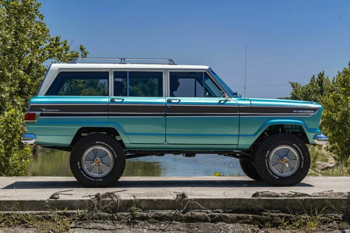 frankymostro's tweet photo. A que no se sabían esta: en los años 60, Jeep lanzó una versión de superlujo de la Wagoneer llamada SuperWagoneer, con motor V8 de 270 hp, interiores de piel con consola, todo eléctrico, toldo de vinilo (¡Sí, en una Wagoneer!) y molduras laterales únicas para el modelo. Y como era carísima (¡costaba lo mismo que un Cadillac!) solamente se produjeron menos de 1,500 ejemplares antes de que fuera descontinuada.
Bueno, esa rareza no detuvo a los orates tejanos de Vigilante 4X4 de meterle todo el chamuco a una de estas, ¡sí, original, no un clon! Un HEMI 392 de 485 hp ahora reside bajo el cofre, acoplado a una caja Tremec de 6 cambios que manda la galleta a las 4 ruedas vía un sistema de tracción integral totalmente modernizado con ejes DANA, frenos Baer cubiertos por versiones actuales de los tapones originales exclusivos del modelo, y suspensiones Fox Racing listas para cualquier obstáculo fuera del camino 👌 ¡Vaya forma de gastar $400,000 dólares!