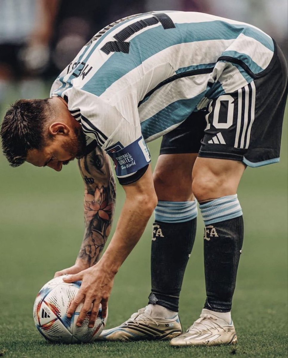 ⚽️ Porcentaje de goles de penalti:
- Ronaldo: 83,5
- Messi: 77,8

Goles de penalti ganadores:
- Ronaldo: 51
- Messi: 18

Los goles sin penalti son una estadística sin sentido creada por los fans de Messi para admitir que Ronaldo es mejor que Messi en esa área sin admitirlo