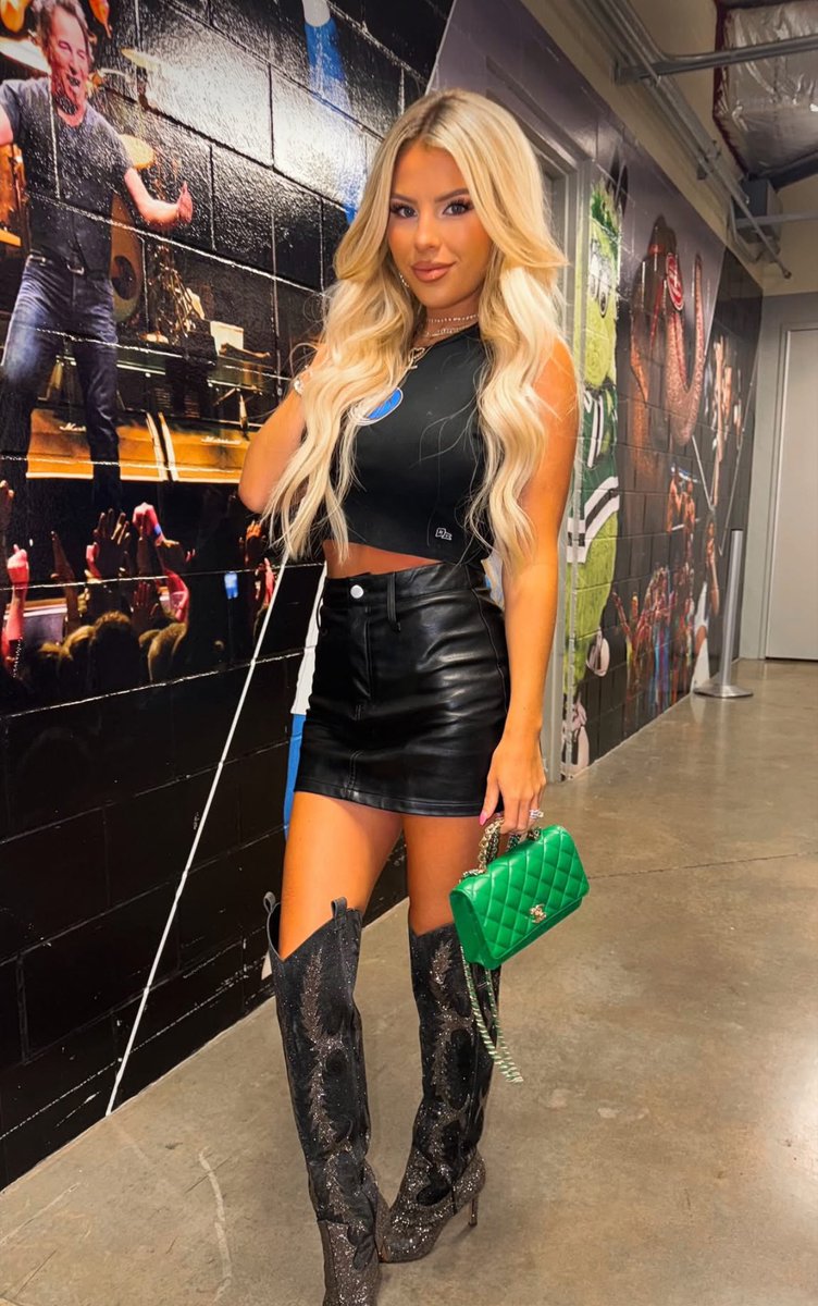 leather and crisp collars tweet media