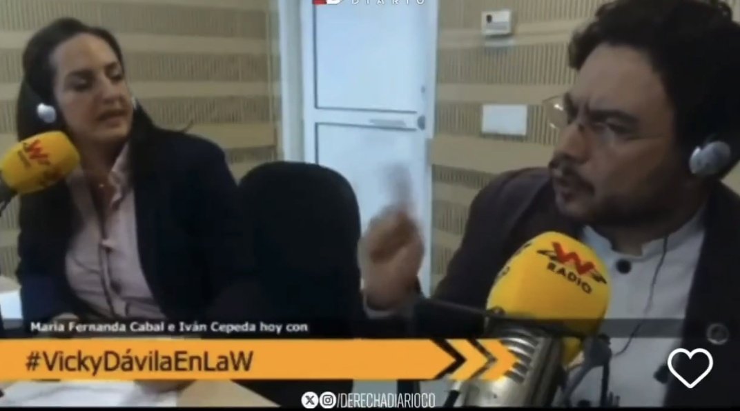 Justo aquí se ve cómo se sale de los chiros porque la Cabal estaba hablando del reclutamiento infantil por parte de las FARC y él le decía "le pido el favor de que respete". Hoy la misma guerrilla imfame acepta que hubo reclutamiento y violaciones a 18 mil niños. 

Asco de ser.