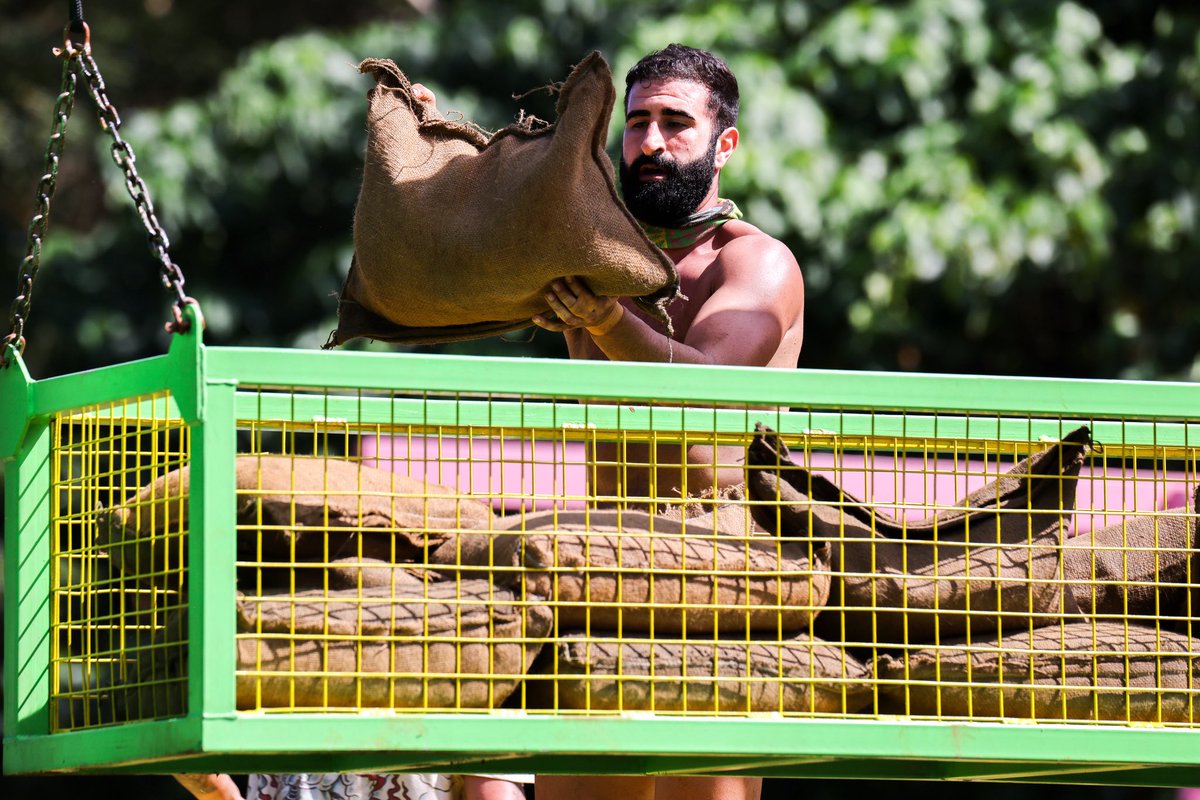JohnsonAshak's tweet photo. Tonight, one of the most challenging physicals! Hot, humid and HARDDDDD 🦍🔥🌴🎲 

@survivorau Redemption continues tonight @ 7.30pm on @channel10au | Watch + Stream Free.

#SurvivorAu #Survivor #Redemption #Silverback #Bang https://t.co/KJxJ5Ft3qn