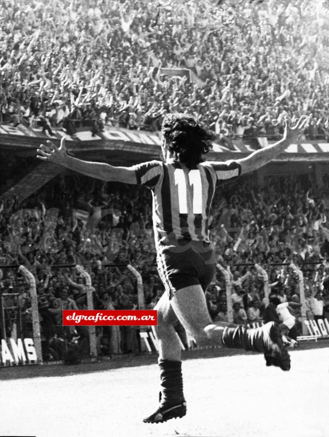 viejocasale's tweet photo. Mario Kempes ⚽ Angel Di María. https://t.co/HxxJmEXmwD
