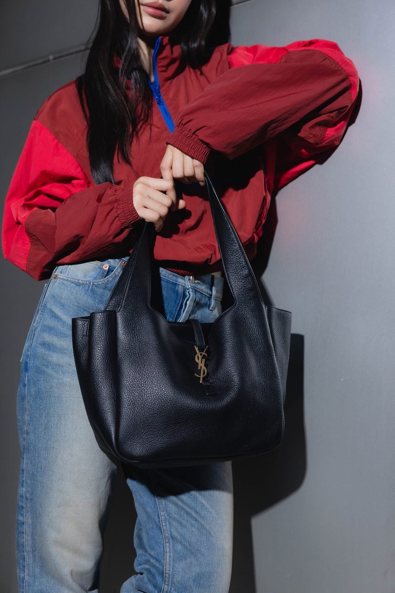 MILK PANSA
ON THE WAY TO PARIS
WOMEN’S WINTER 26

PANSA IS BACK IN PARIS 
#YSLxMilkPansa
#Milkpansa
#SaintLaurentxMilk
#YSL #SaintLaurent 
#YvesSaintLaurent
@ysl @anthonyvaccarello

🔗 facebook.com/share/p/1861Vo…
มิ้ลค์ พรรษา ปรากฏตัวด้วยแอร์พอร์ตลุคสุดเท่ ก่อนออกเดินทางสู่กรุงปารีส
