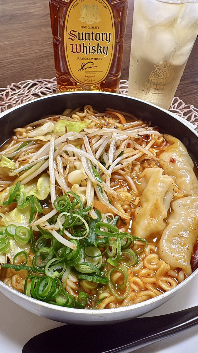 寒すぎるので辛ラーメンで餃子鍋🥟