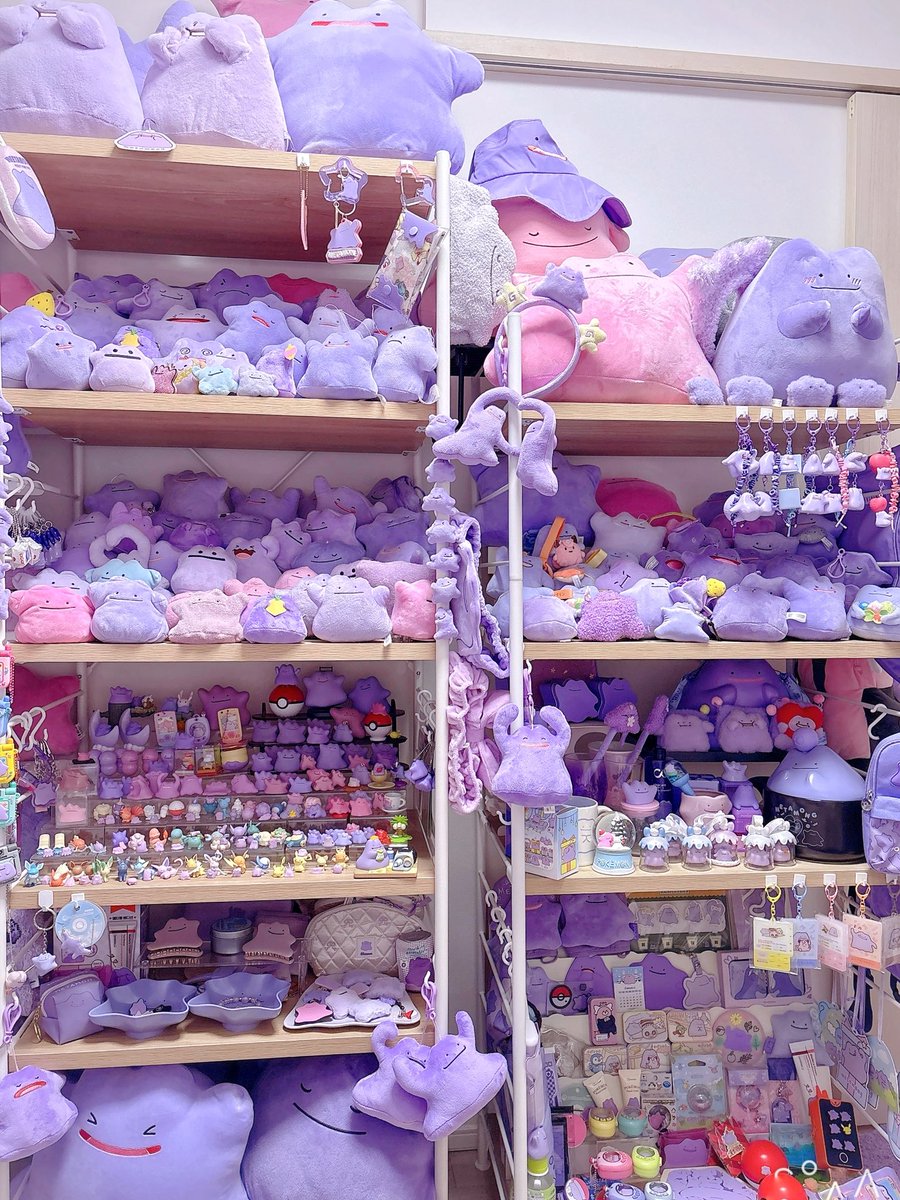 metameta_maami's tweet photo. たくさんの反応ありがとうございます⟆͟  ˶ˆᗜˆ˶ 𑁤💜
本当にメタモンがだいすきでコツコツとグッズも集めてます🫶🏻
なのでラッピング電車は本当に大興奮です🥰✨ https://t.co/ojibPzAhPO