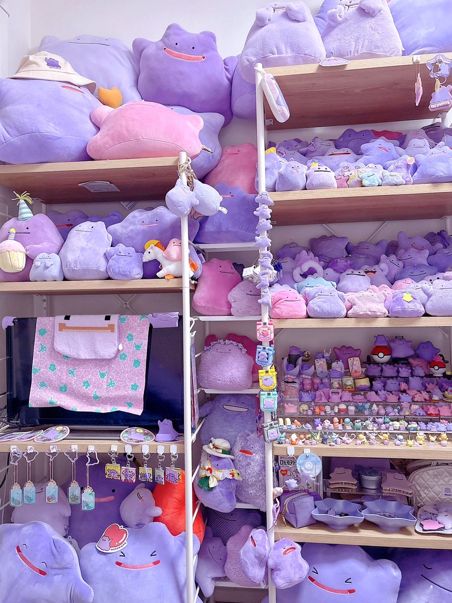 metameta_maami's tweet photo. たくさんの反応ありがとうございます⟆͟  ˶ˆᗜˆ˶ 𑁤💜
本当にメタモンがだいすきでコツコツとグッズも集めてます🫶🏻
なのでラッピング電車は本当に大興奮です🥰✨ https://t.co/ojibPzAhPO