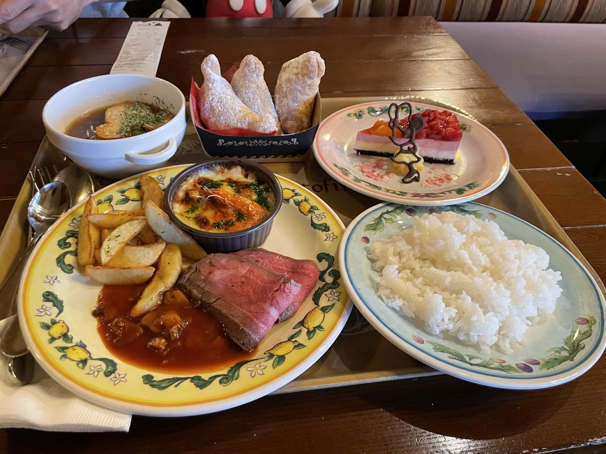 友達と友達のミッキーと3人でカフェ・ポルトフィーノきた！（昨日）
流石に美味しすぎたっ
ケーキもベリー系の酸味があまり強くなくて自分でも食べやすかった！
流石に食べすぎたの