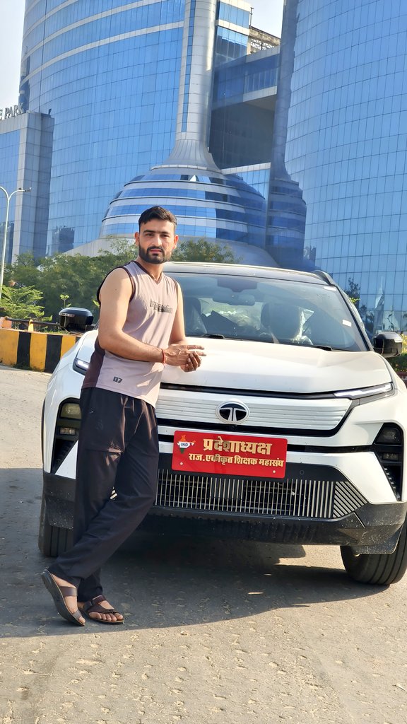 मुसाफिर फिर तेरे शहर में कदम रख आया,
कुछ बेरोजगारी के पुराने ज़ख्मों ने फिर से सर उठाया।

Pink 🌆