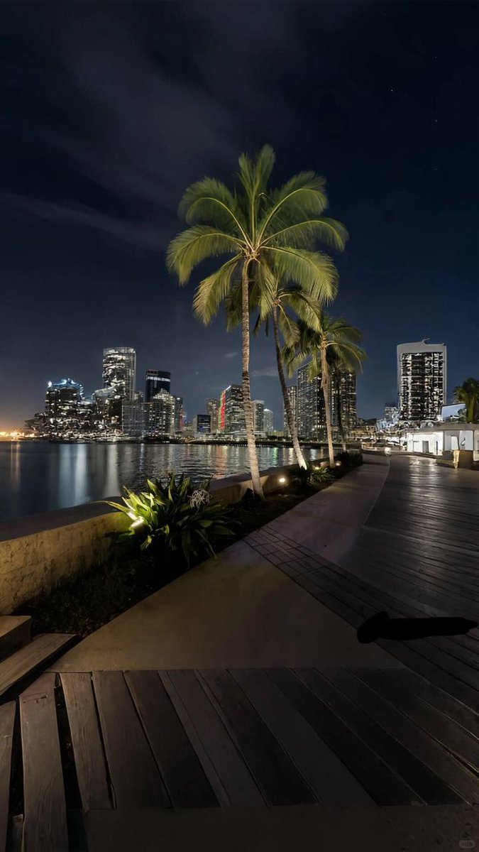 wecheto1's tweet photo. In addition to the beach/wine/nightlife in Miami tonight, there is also the anticipated Blood Moon. I hope there will be Miami vampires.
#TwilightEclipse https://t.co/nrGdSXVL1n