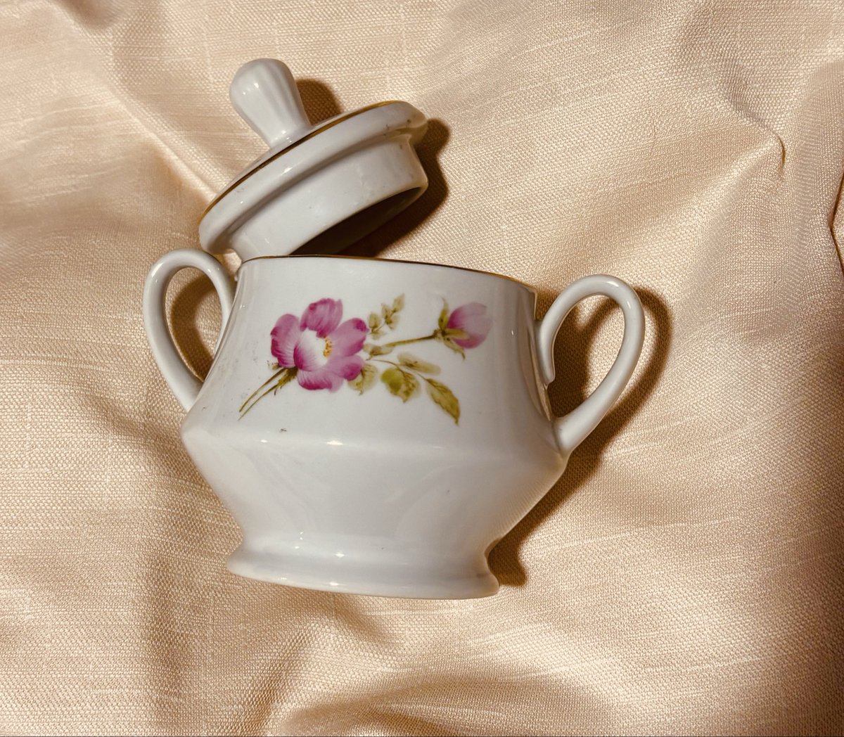 Maleja7177's tweet photo. 🍭Azucarera antigua🤭
Conserva un diseño tradicional🌸que ya no es común en utensilios actuales. Este tipo de objeto formaba parte esencial del servicio de mesa y refleja estilos domésticos de otras épocas.
#CulturaMaterial #VidaCotidiana https://t.co/Rpd5hukWPe