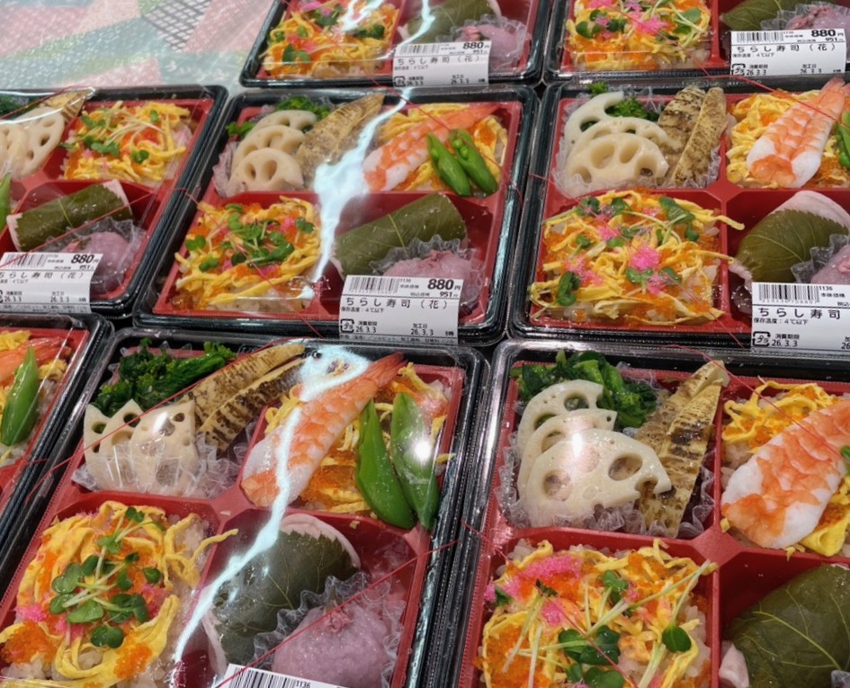 kabumarumo's tweet photo. 今日は、ひな祭り🎎
おかず屋の��な祭り弁当は、いかがでしょうか？
桜餅も入っていて、とっても春らしい華やかなお弁当になっています🌸

みなさんは、桜餅派ですか？道明寺派ですか？
私は決められないので、両方頂きます(笑)

#ひな祭り
#ひな祭り弁当 
#おうちごはん https://t.co/HEUzLP6o3H