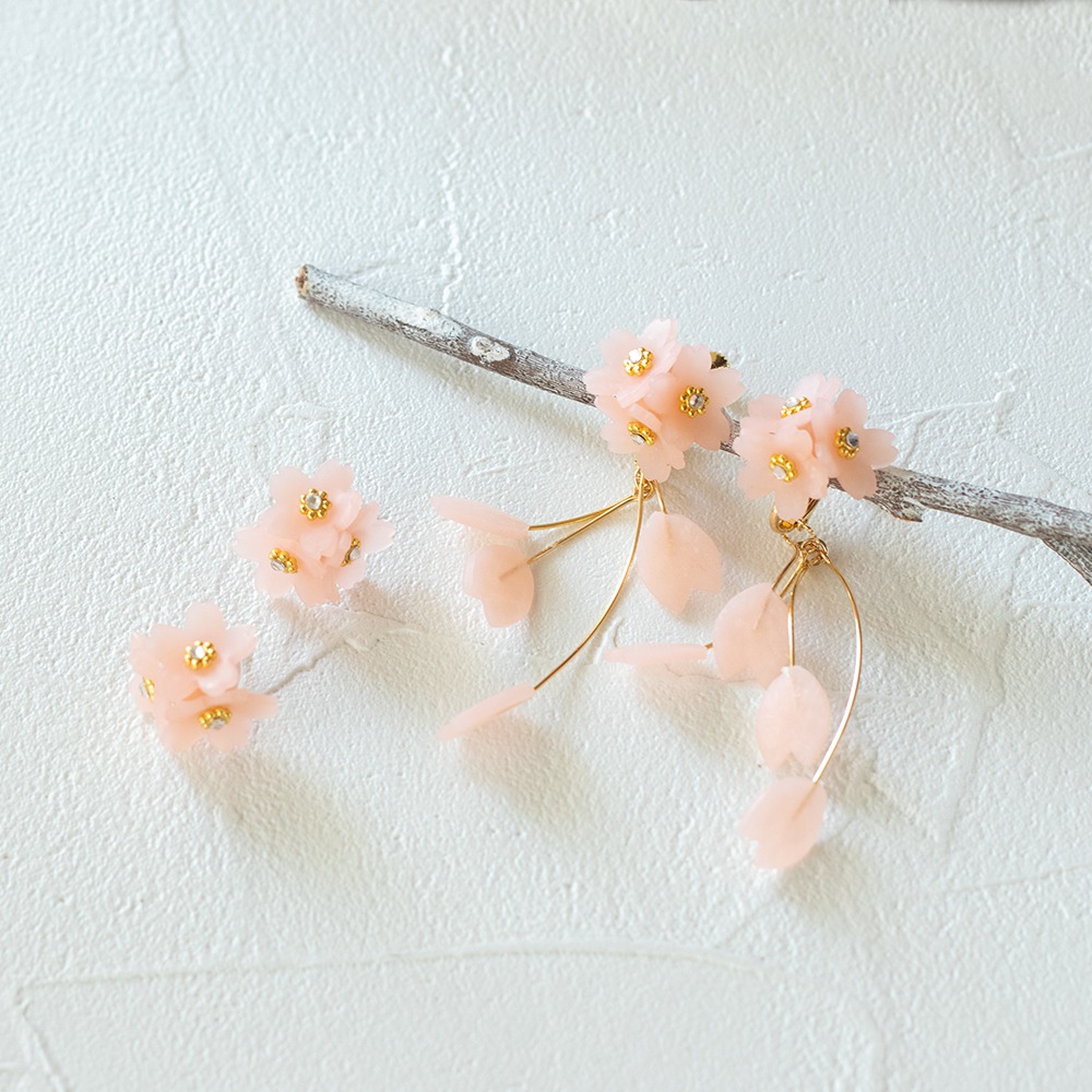 耳元で、ゆらゆら揺れる
桜舞うピアスが素敵……🌸

お花見の時期に合わせて準備しておきたいアクセ🩷
pinkoi.me/XJwSCa