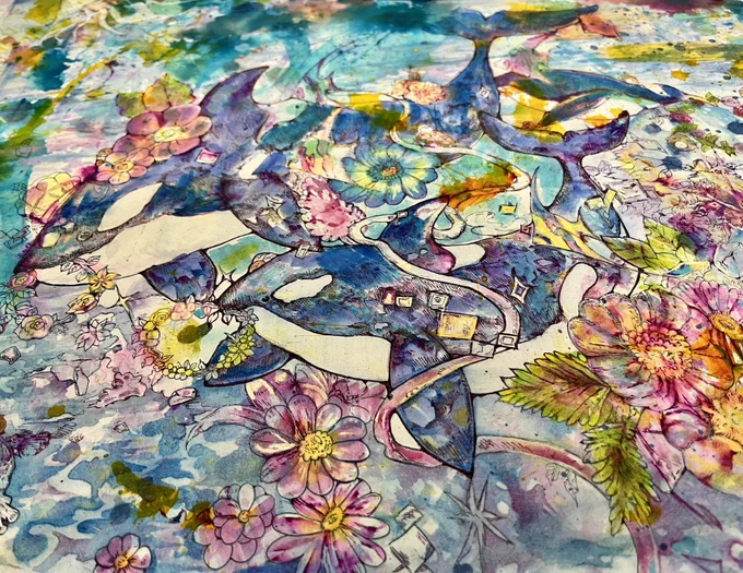 水彩×ペン線 偶然できた滲みを拾いながら描いてます。 深海に浮かぶ花とシャチ。 途中経過。 #アナログ絵 #透明水彩
