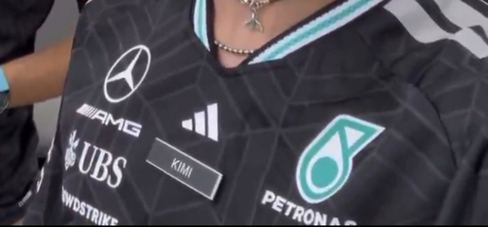 Kimi siap ada nametag sekolah. 😂