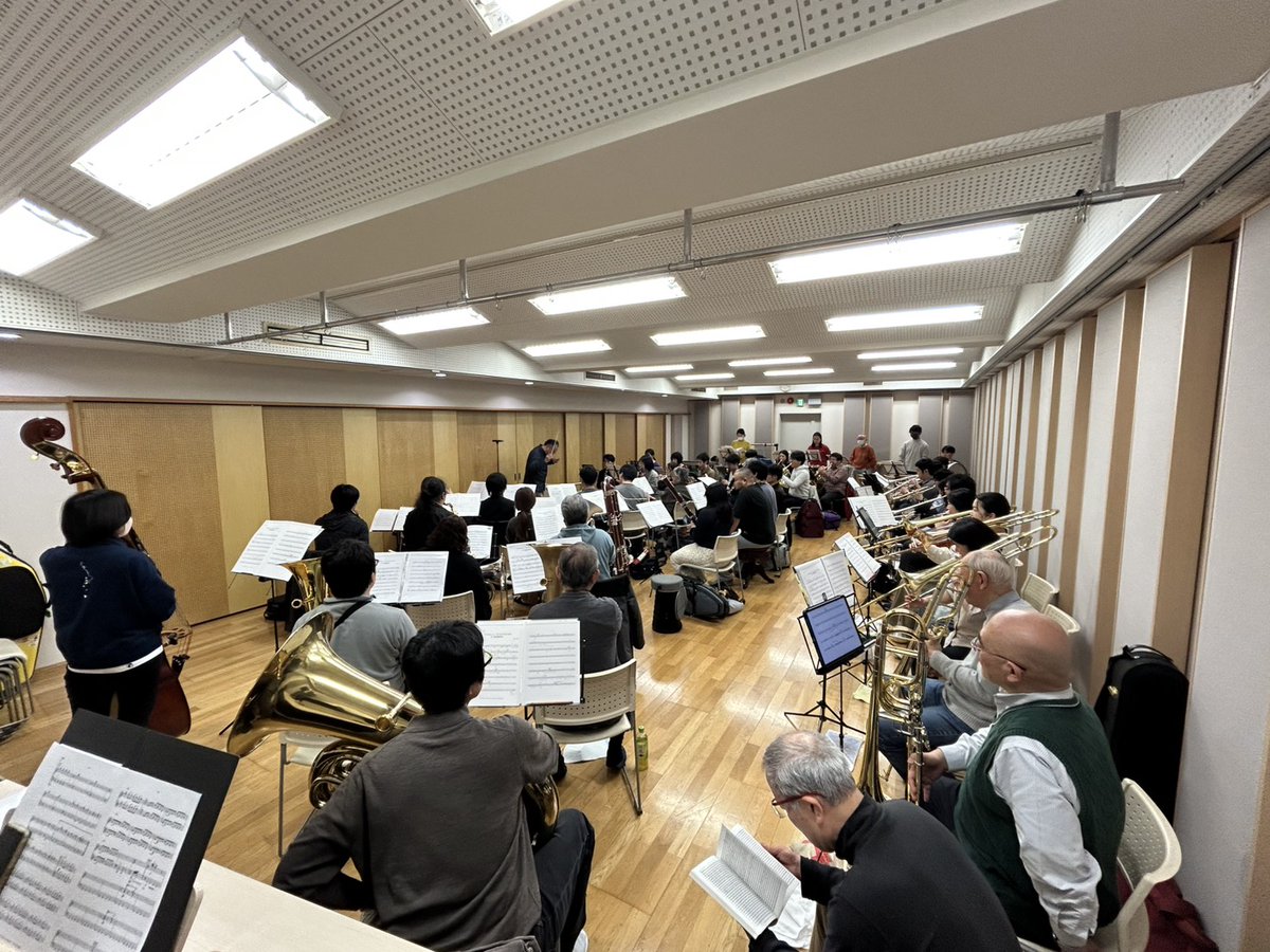定期演奏会に向けて鋭意練習中の我々ですが、先日の合奏ではTrbとPerc.の大先生が…！やはりちょっと緊張しますね💨