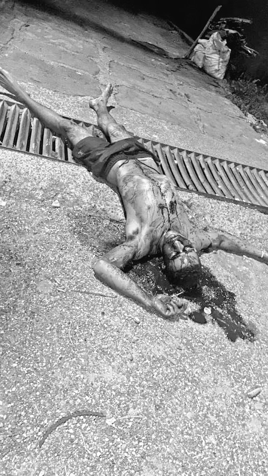 ColombiaOscura's tweet photo. #BRUTAL. En la madrugada de este 2MAR fue hallado el cuerpo sin vida de un hombre en Santana (Boyacá). La víctima, de entre 35 y 45 años y aparentemente extranjera, presentaba múltiples heridas con arma blanca. El sangriento hecho quedó registrado por una cam/seguridad del sector https://t.co/kmv30YzGmq