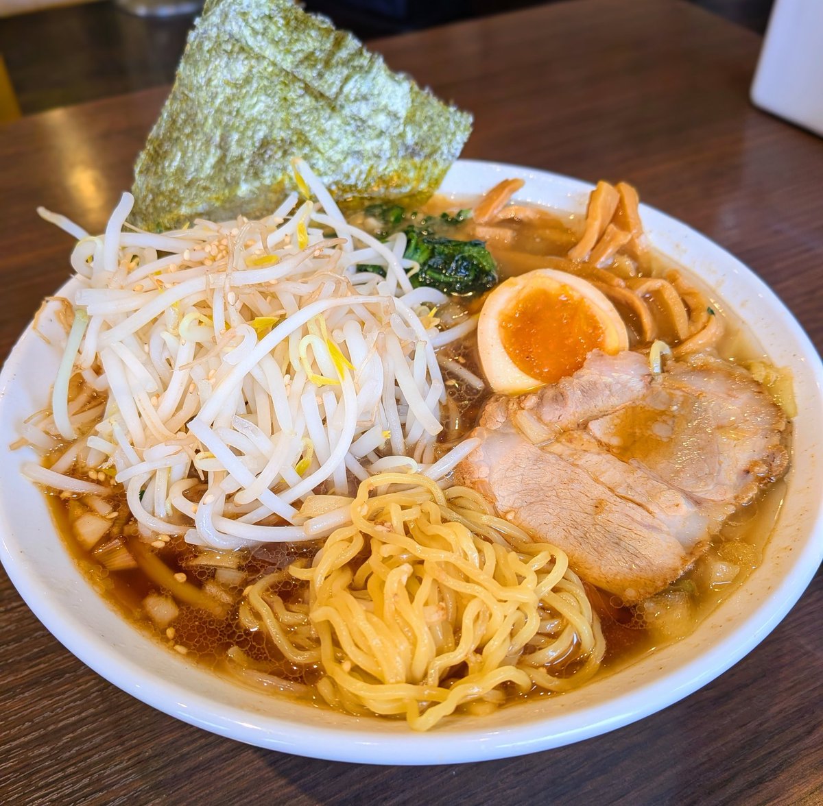 ☔🧣ランチ🍙　ボウボウラーメン　
房総くろ醤油ラーメン＋もやし🍜
久しぶりの和節黒出汁に満足👍️
昔から具が多いのは嬉しい限り😄