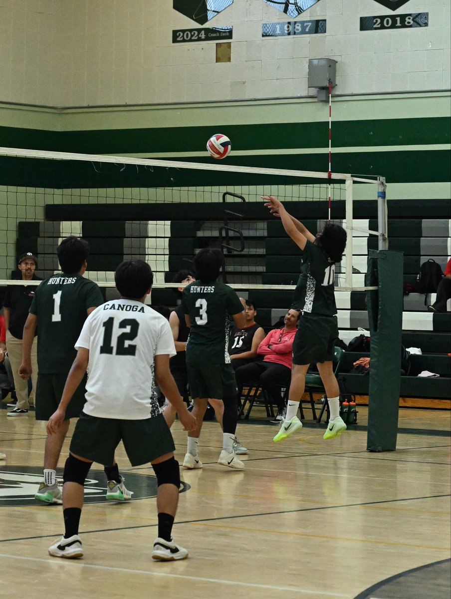huntermom51's tweet photo. Varsity Boys Volleyball lost to Arleta in 3 very close sets!! #HunterPride @CIFLACS @VMLeague_ @latsondheimer @ErikSarni1 @LASchools @LAVarsity @Tarek_Fattal https://t.co/jSsllY4IfK