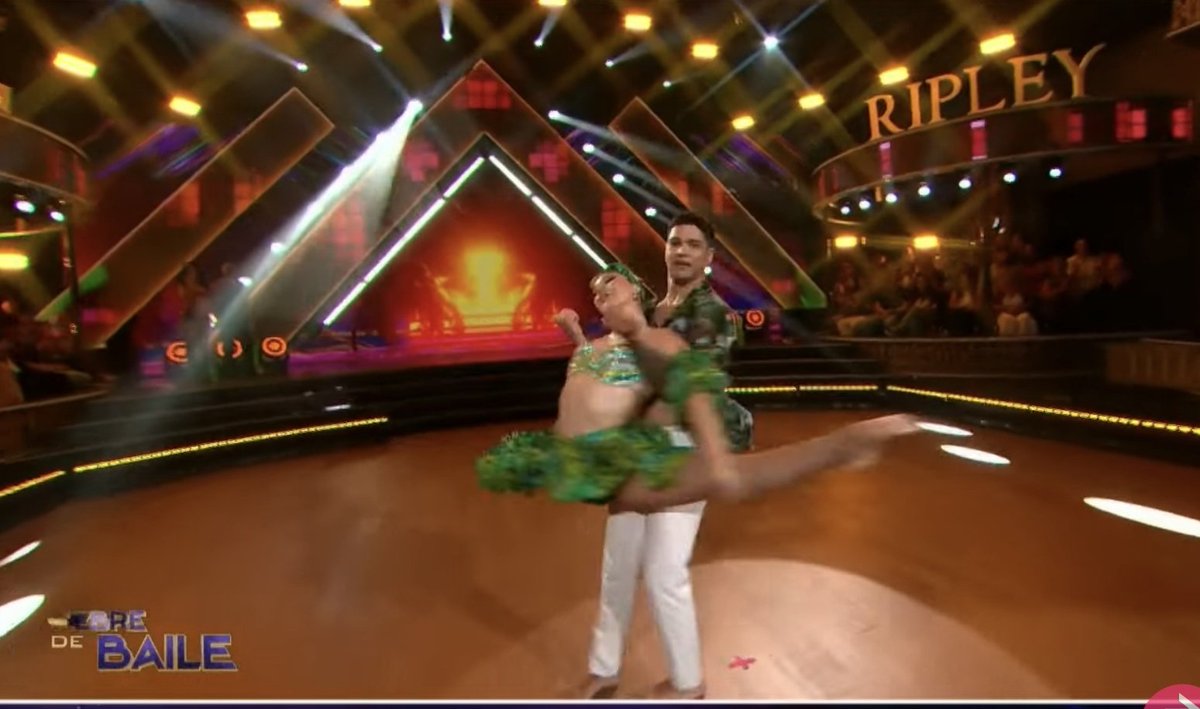 CristianReta03's tweet photo. #FiebreDeBaileCHV Otra Nepo Baby pero Antonella tiene talento bailó increíble y se nota que tiene elasticidad cirsense 🤩🤩🤩🤩🤩👏👏👏👏👏👏 https://t.co/EXfV3WLTCx