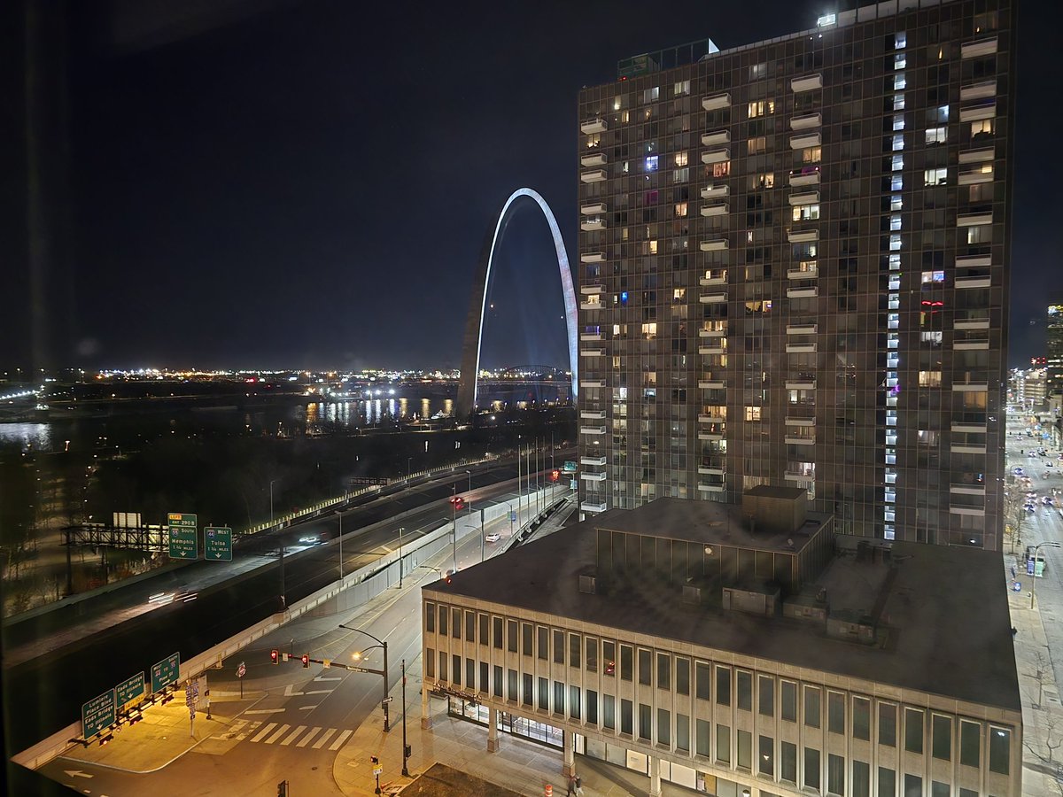MollyStrmCsr's tweet photo. Had a lovely weekend getaway to St. Louis recently, with a killer view from our hotel room at Hampton Inn. 😊🙌🏻 https://t.co/UCttNdUVzF
