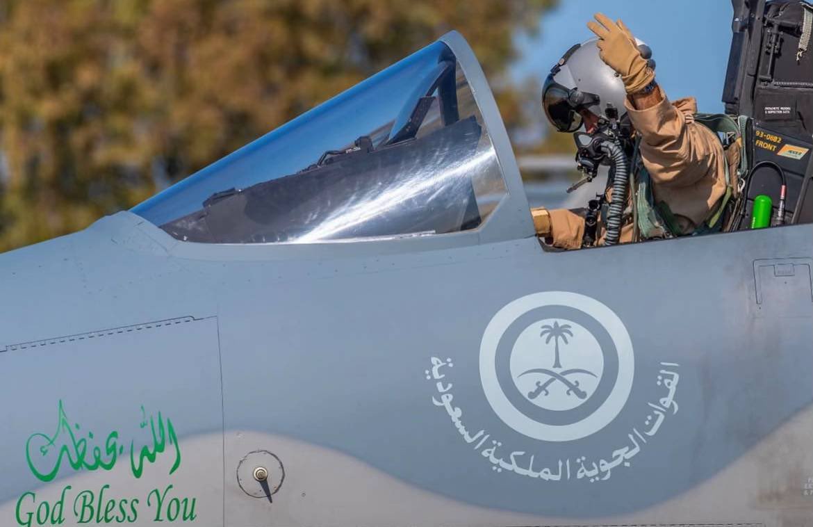 I_Option_Hunter's tweet photo. #الرياض_الان

سيفنا وقت الحرايب .. درعنا لا جا السلام
عزنا هذي الكتايب .. نورنا وسط الظلام

انت يالجندي السعودي .. صخرة ٍ تحمي حدودي
وللبطل اهدي ورودي .. والقهر لعداك

انتم احفاد الصحابة .. وانتم جنود الإمام
كلكم عزم وصلابة .. دون هالبيت الحرام

انت يالجندي السعودي .. صخرة ٍ تحمي حدودي
وللبطل اهدي ورودي .. والقهر لعداك