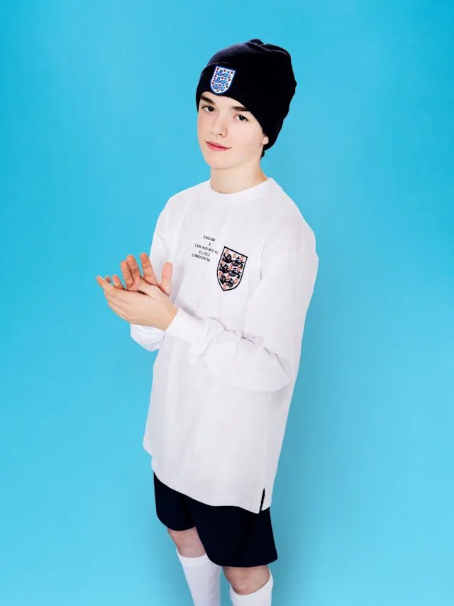 Owen Cooper é o ator mais jovem a ser selecionado para a 20ª edição do Soccer Aid, que acontecerá em 31 de maio, em Londres. Ele se junta a GK Barry, Tom Hiddleston, Robbie Williams e AngryGinge para a partida.