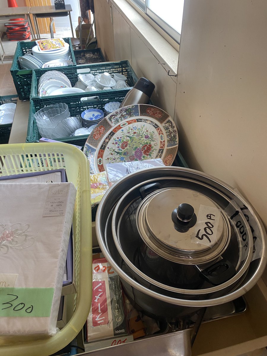 bosskoro's tweet photo. ボスコロの遺産(食器)を
明日から涌谷のイベントで
大放出致します！！

全部100円　7点まとめると500円！！

デカくても小さくても100円♪
昭和レトロなお皿も100円♪

どうぞよろしくお願い致します〜

#涌谷町 #ひなまつり #イベント　#キッチンカー  #食器　#厨房用品 https://t.co/gn4wkQ2gpk