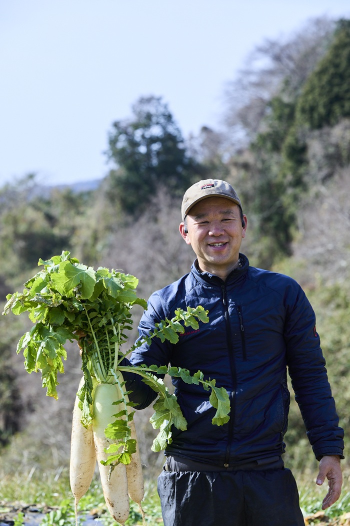 DWMK1975's tweet photo. 【NEWS大地を守る3月号「ようこそ てんぽ印へ」発刊】

無茶々園の冬の仕事、切干し大根作りを訪ねました。手掛けるのは無茶々���の生産者グループである㈲てんぽ印のみなさん。

『NEWS大地を守る』は毎月第1週配布・WEB公開です。

▼WEBで見る
https://t.co/Iu67TlZu4g https://t.co/en1ks6YBD5
