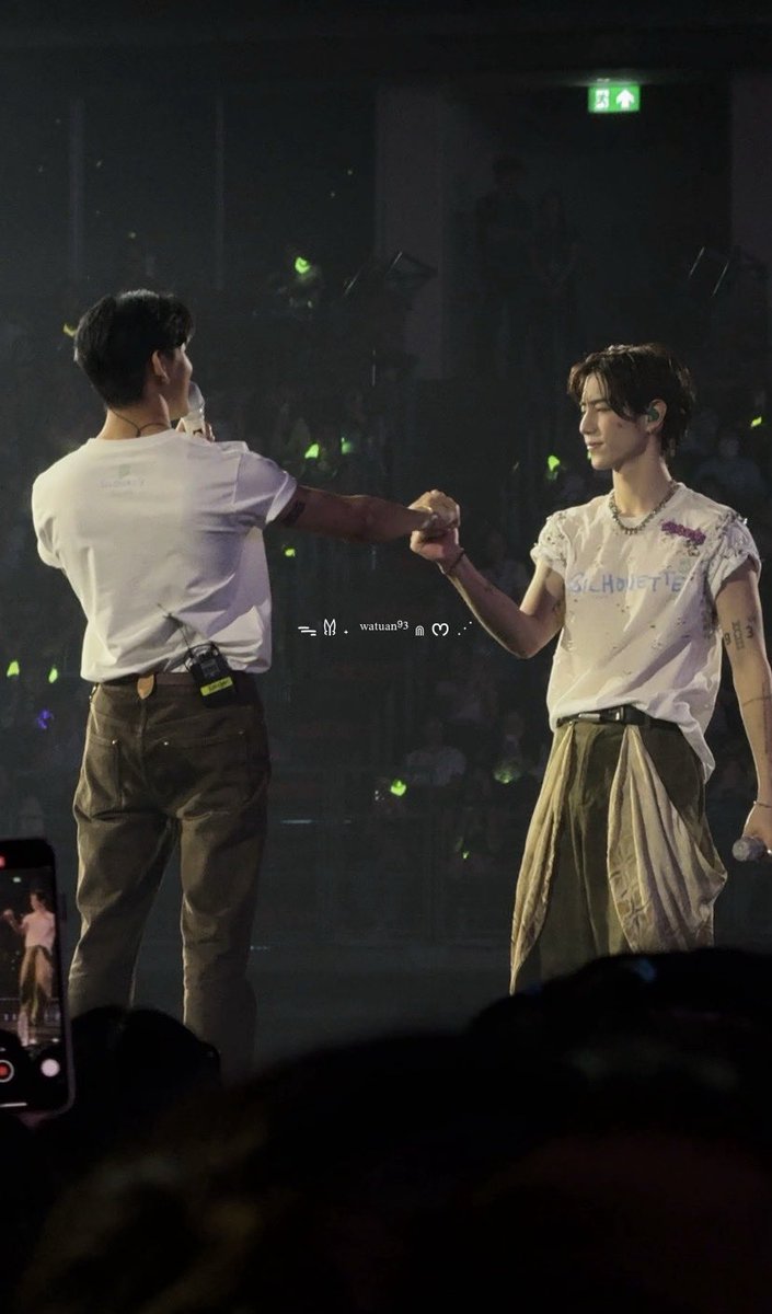 คือจับมือกันแบบนี้ตลอด
ดีนะฮีไม่ลงไปนั่งคุกเข่า 🤭

#MarkTuan #BamBam #MTBB