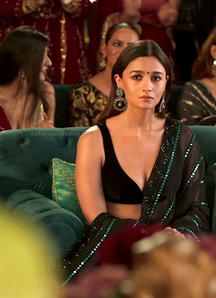 Appa saavuku aprm veetuku neriya aambalainga varatha pathutu akkam pakkam la en amma thangachi aa thappa pesa start pannitaga
Adiye aunty's unga purushan ennoda sonthakaaran ellam pakka varathu en amma thangachi illa di pottachi naan tan oombi vittu kundi la kanji vangitu iruken