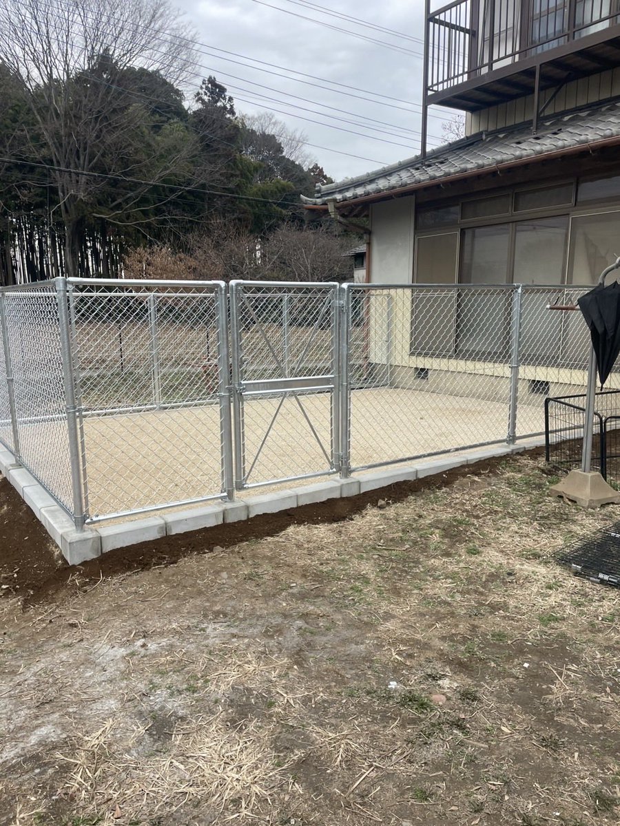 sunkogyou's tweet photo. #茨城県　#外構工事   #PCフェンス　
#アメリカンフェンス　#ドッグラン　🐶
https://t.co/3Tkye2I7uY https://t.co/THgy3nQUcS