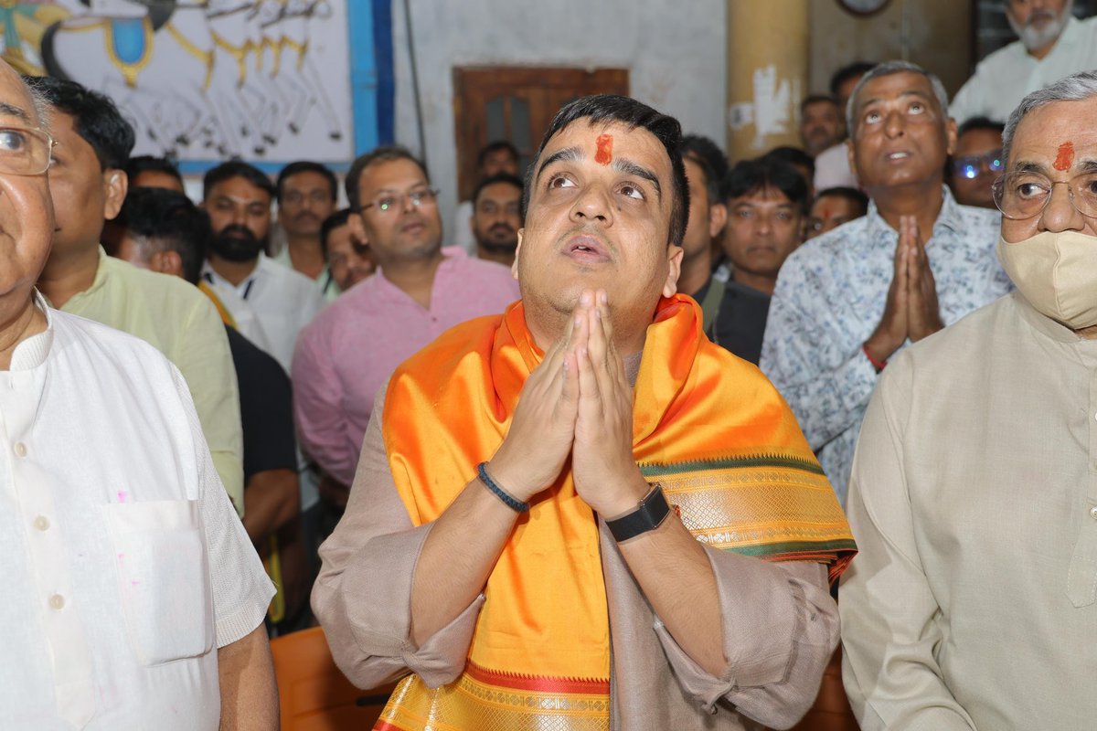 sanghaviharsh's tweet photo. ડાકોરના ઠાકોરના શરણે...

આજે પવિત્ર યાત્રાધામ ડાકોર ખાતે બિરાજતા ભગવાન શ્રી રણછોડરાયજી મહારાજના મંગલ દર્શન કરી ધન્યતા અનુભવી. આ પાવન પ્રસંગે પ્રભુના ચરણોમાં ધ્વજા પૂજા કરવાનું સૌભાગ્ય પણ પ્રાપ્ત થયું. https://t.co/WvIvn6mgJk