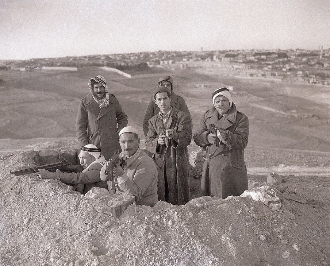 maj_e67's tweet photo. صورة فيها 
عراقي وأردني وفلسطيني وسعودي وسوري وتونسي خلال حرب فلسطين عام 1948.  

لن يفرقنا فتن الصهاينة والروافض https://t.co/0hmJHmlHKz