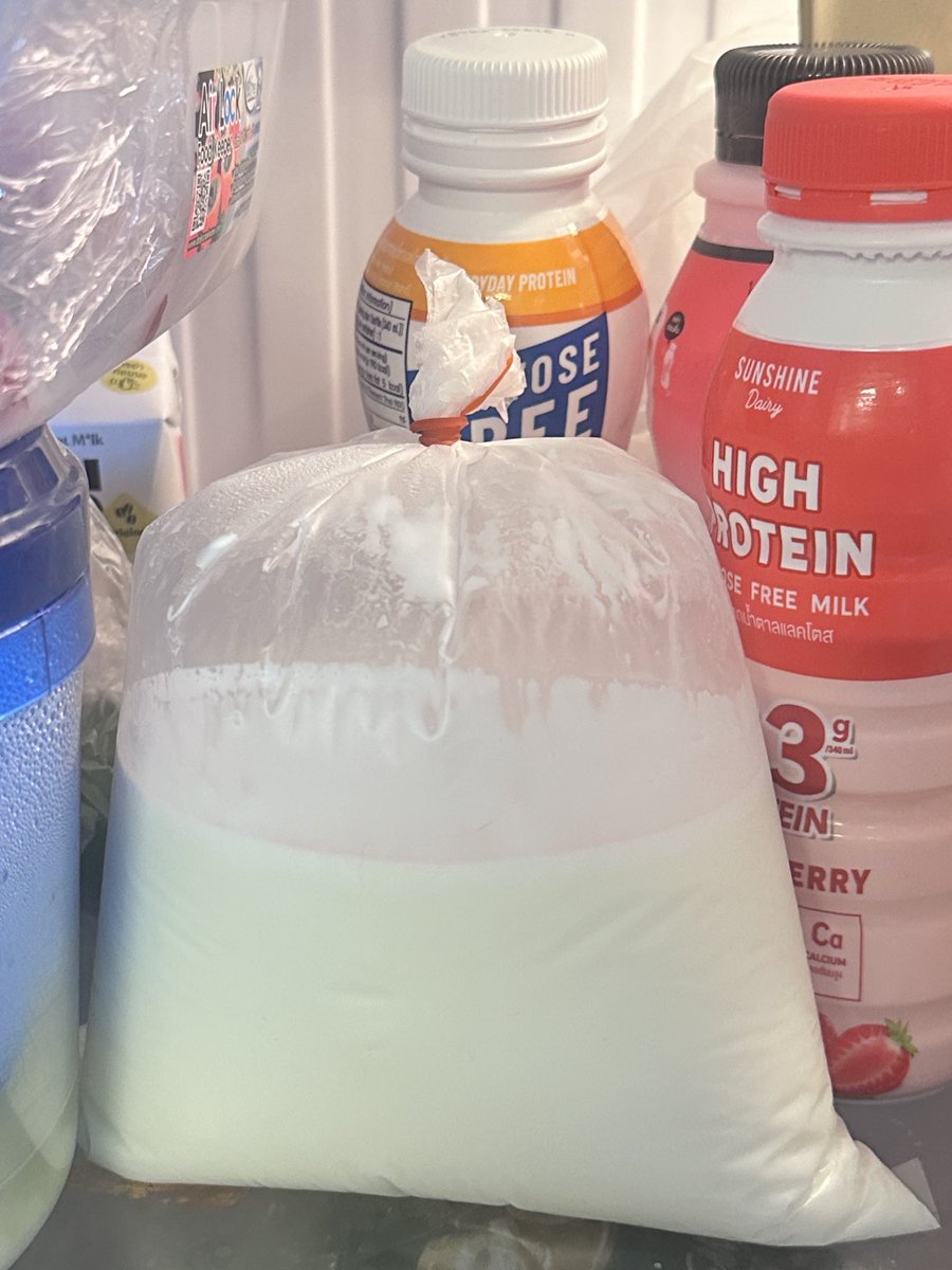 เราเดาว่าที่นมdairy home บูดไวน่าจะมาจากการพาสเจอร์ไร้แบบอุณหภูมิต่ำ  ไม่น่าจะเกี่ยวกับนมสดไม่ผสม เพราะเราสั่งนมสดจากฟาร์ม สดจริงๆไม่ผสมอะไรเลยอยู่ในตู้มาสองอาทิตย์แล้วยังไม่บูดค่ะ
**ไหนๆก็แมสอยากฝากให้ทุกคนกินนมวัวแท้กันค่ะ ราคาตอนนี้วิกฤตมากเราซื้อกิโลละ 35 เอง สงสารเกษตรกร**