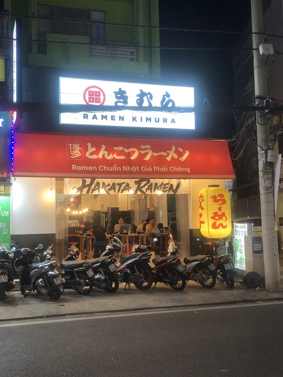 1965takenyanko's tweet photo. とうとうGoVapにも本格ラーメンのお店登場。市内でも珍しいカーテン式半オープンタイプが斬新。入店しやすさは、広々店内に、老若男女のお客が多い事が証明してる。
マー油入り黒ラーメン(79k)とスパイシー鶏から(68k)食しましたが、この価格でこの味は驚嘆しかない。
今後が楽しみ😋
#govap
#きむら https://t.co/lBs8QeLBwZ