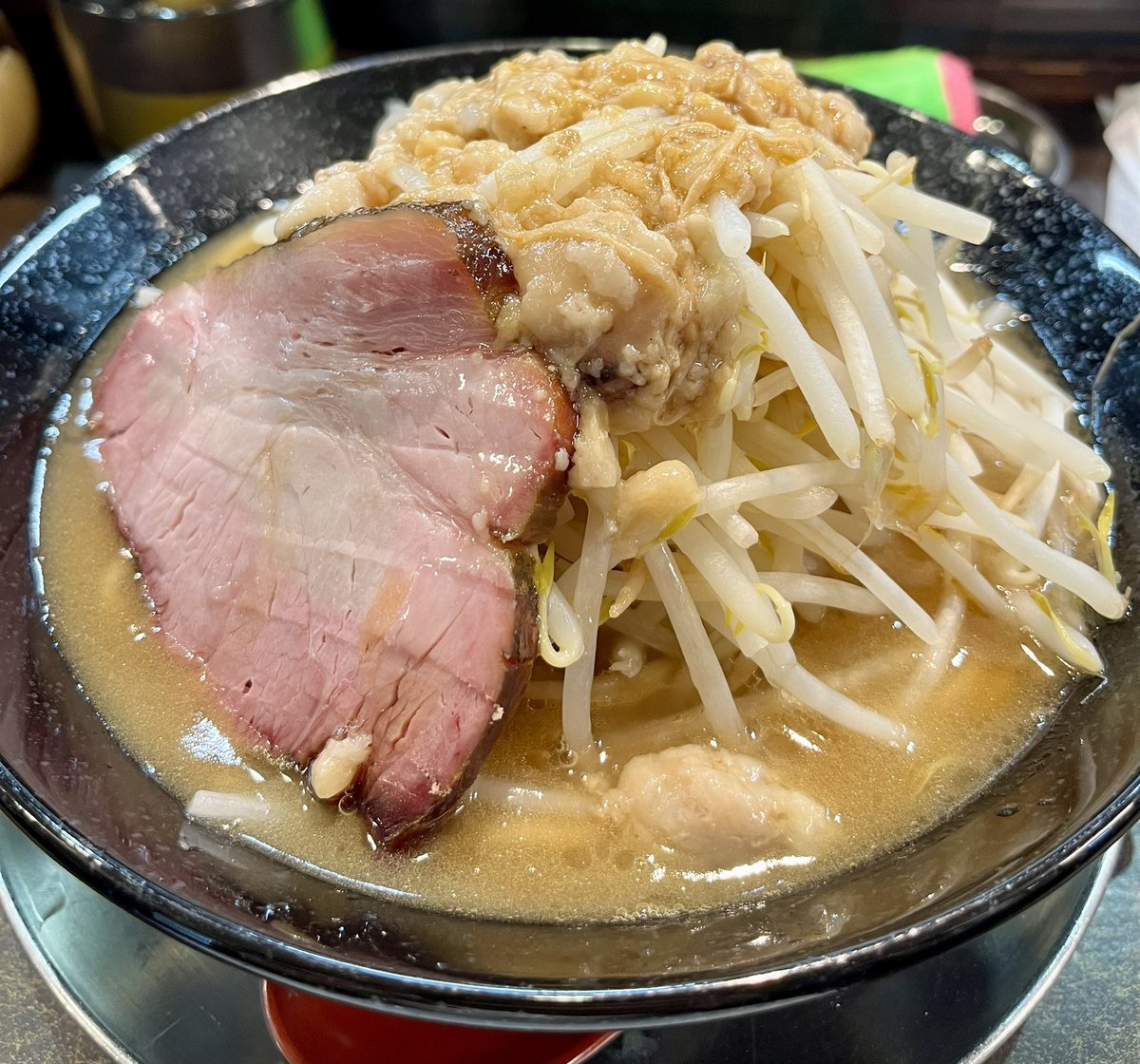 Akalenn's tweet photo. 今年初の豚そば金龍🐉
それにしてもスープや豚がものすごい進化を遂げていて超旨かった✨
以前はスープの苦味や塩っぱさが食べ進めるとあったがそれが全く無くて僕が大好きな二郎系になったって感じ😆
店主の努力さすがですねー👍
まぁ好みは人それぞれだけどね✨ https://t.co/amYjRIhjdr