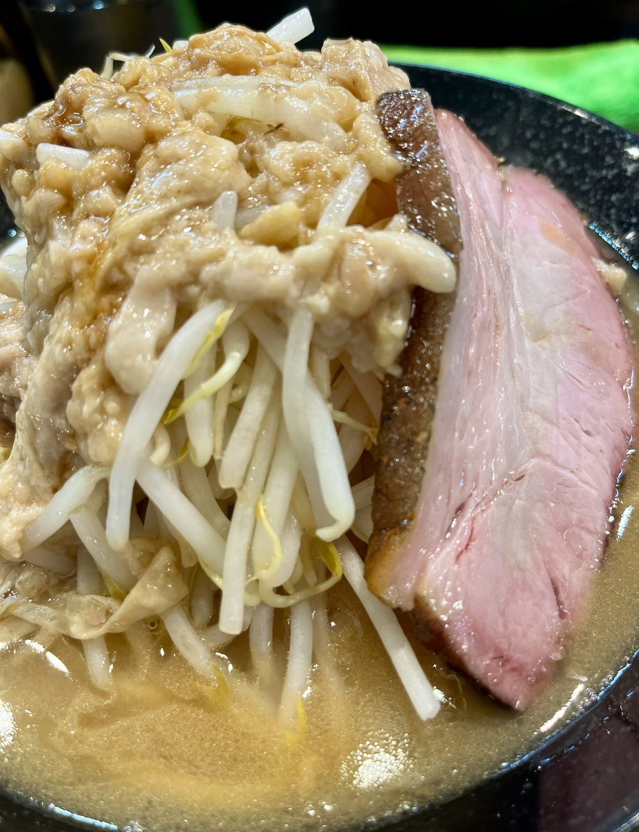Akalenn's tweet photo. 今年初の豚そば金龍🐉
それにしてもスープや豚がものすごい進化を遂げていて超旨かった✨
以前はスープの苦味や塩っぱさが食べ進めるとあったがそれが全く無くて僕が大好きな二郎系になったって感じ😆
店主の努力さすがですねー👍
まぁ好みは人それぞれだけどね✨ https://t.co/amYjRIhjdr
