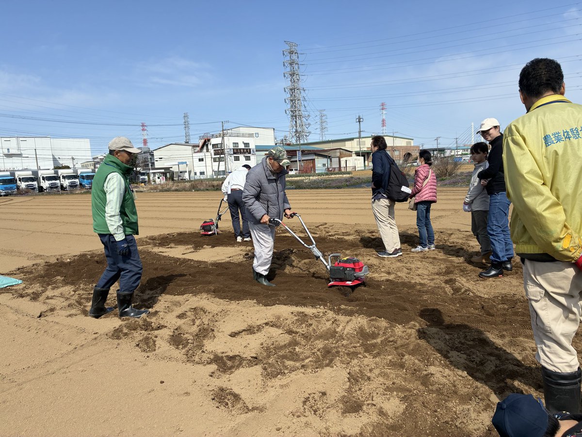 agripark_wako's tweet photo. 3月1日(日)、市民農園で、新人向け「土づくり講習会」が行われました。講師江口様、参加者28名で、野菜の作り方の基本を受講した後、畑で耕運機の使い方、肥料の与え方、畝づくりなど楽しく体験しました。今後、3回に渡って詳しい実地講習会が行われます。 https://t.co/nIMdWDYWaL