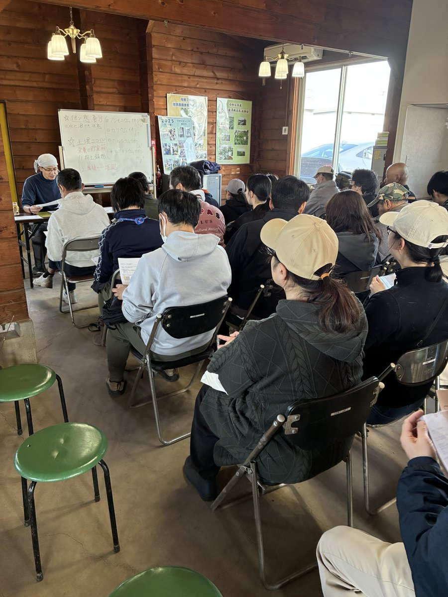 agripark_wako's tweet photo. 3月1日(日)、市民農園で、新人向け「土づくり講習会」が行われました。講師江口様、参加者28名で、野菜の作り方の基本を受講した後、畑で耕運機の使い方、肥料の与え方、畝づくりなど楽しく体験しました。今後、3回に渡って詳しい実地講習会が行われます。 https://t.co/nIMdWDYWaL