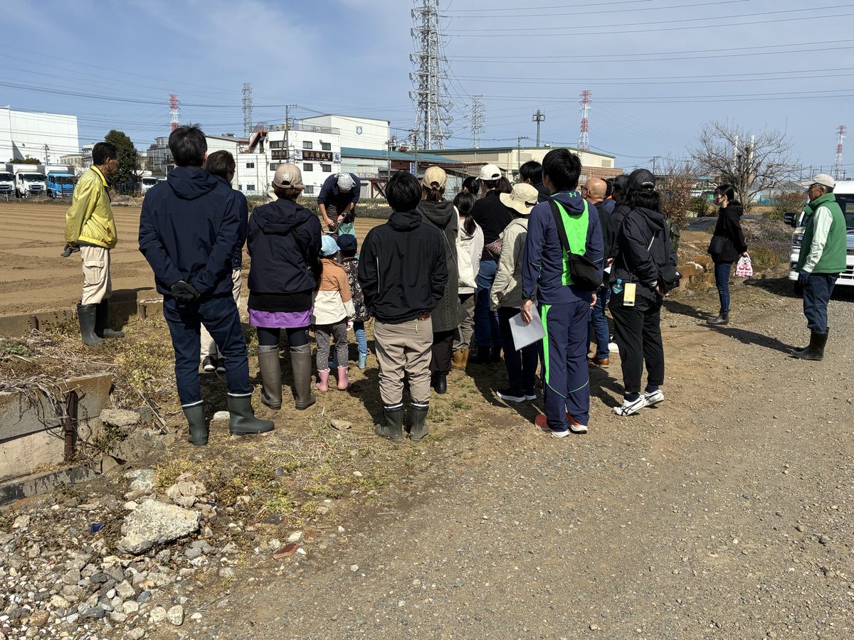 agripark_wako's tweet photo. 3月1日(日)、市民農園で、新人向け「土づくり講習会」が行われました。講師江口様、参加者28名で、野菜の作り方の基本を受講した後、畑で耕運機の使い方、肥料の与え方、畝づくりなど楽しく体験しました。今後、3回に渡って詳しい実地講習会が行われます。 https://t.co/nIMdWDYWaL