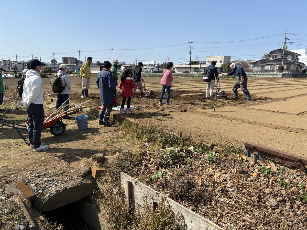 agripark_wako's tweet photo. 3月1日(日)、市民農園で、新人向け「土づくり講習会」が行われました。講師江口様、参加者28名で、野菜の作り方の基本を受講した後、畑で耕運機の使い方、肥料の与え方、畝づくりなど楽しく体験しました。今後、3回に渡って詳しい実地講習会が行われます。 https://t.co/nIMdWDYWaL