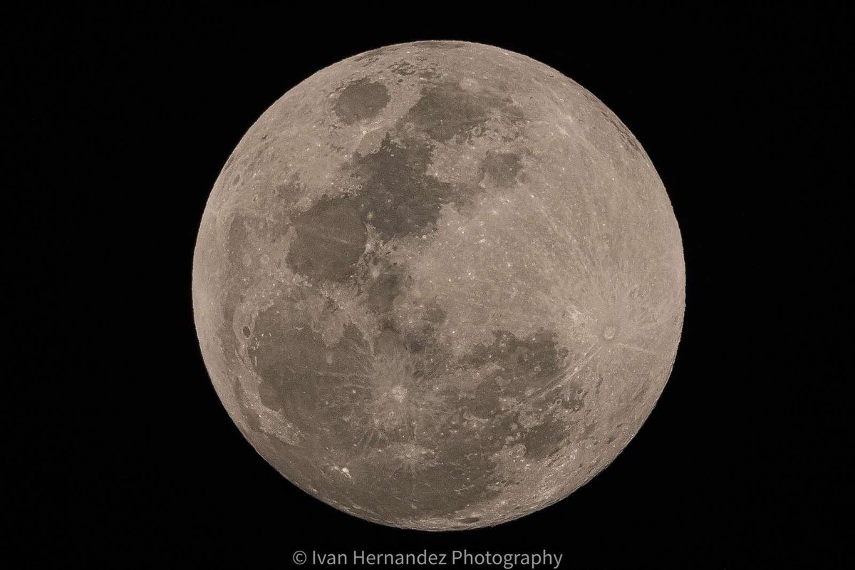 Trafico_ZMG's tweet photo. Nos comparten imágenes previas al eclipse 🌑🔴

La noche del 2 al 3 de marzo se verá en todo México el eclipse lunar total que pintará la Luna de rojo.

La Universidad Autónoma Metropolitana informó que inicia a las 3:50 a.m., el mejor momento será a las 5:04 a.m. y el punto máximo a las 5:34 a.m. (hora CDMX).
¡Pon tu alarma y no te lo pierdas! 🌌
#TráficoZMGPeriodismoCiudadano