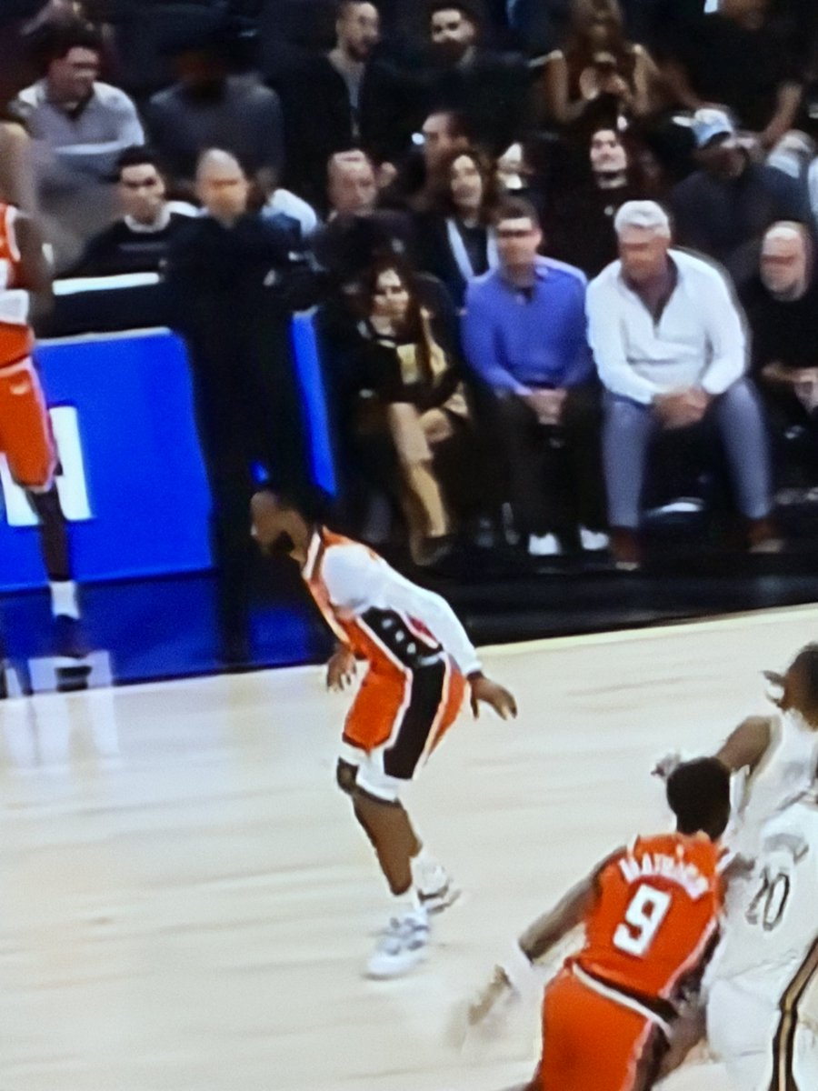 Ohmeomy's tweet photo. Winston Garland played for the Clippers in the 90-91 season. Tonight, his son, Darius debuted for the Clippers in SF against the Warriors. https://t.co/FclefwFnyM