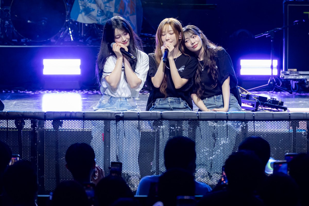 It was truly a 𝑯𝒂𝒓𝒎𝒐𝒏𝒚 𝒐𝒇 𝑺𝒕𝒂𝒓𝒔 at the 𝗤𝗪𝗘𝗥 𝟭𝗦𝗧 𝗪𝗢𝗥𝗟𝗗 𝗧𝗢𝗨𝗥 <𝗥𝗢𝗖𝗞𝗔𝗧𝗜𝗢𝗡> 𝗶𝗻 𝗦𝗜𝗡𝗚𝗔𝗣𝗢𝗥𝗘 🇸🇬 Singapore Bawiges, thank you for showering QWER with all your love, screams and energy! 💖🔥🎸🥁🎤

#QWER
#ROCKATION #ROCKATIONinSINGAPORE