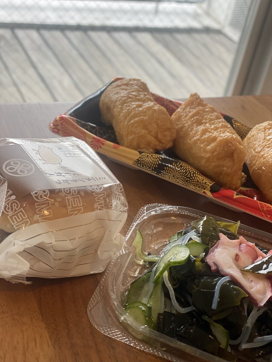 仕事ランチはひな祭り的におにぎりをいなりにして酢の物も。ほかに今いないのでビートモききながら♪