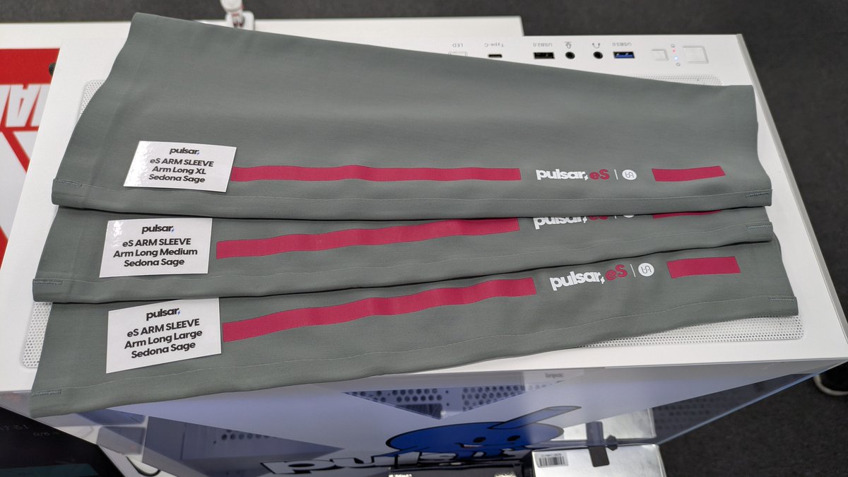 sofmap_pc_digi's tweet image. ＼ 新商品情報 ／

本日 3月3日 発売🎉

#Pulsar
eS ARM SLEEVE Arm Long Sedona Sage M/L 2,780円(税込)

「腕とマウスパッドの接地の一貫性」
あらゆる変動要素を排除するアイテムですっ‼
より一定な滑り心地を体験したい方にオススメっ👀

#ソフマップ パソコンデジタル館7Fにて展示・販売中‼